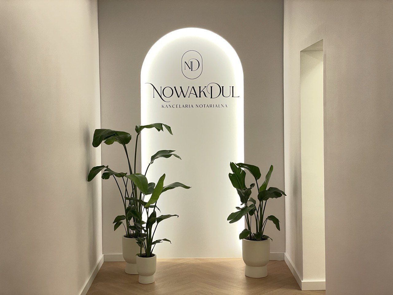 Podświetlana wnęka z logo Nowak Dul
